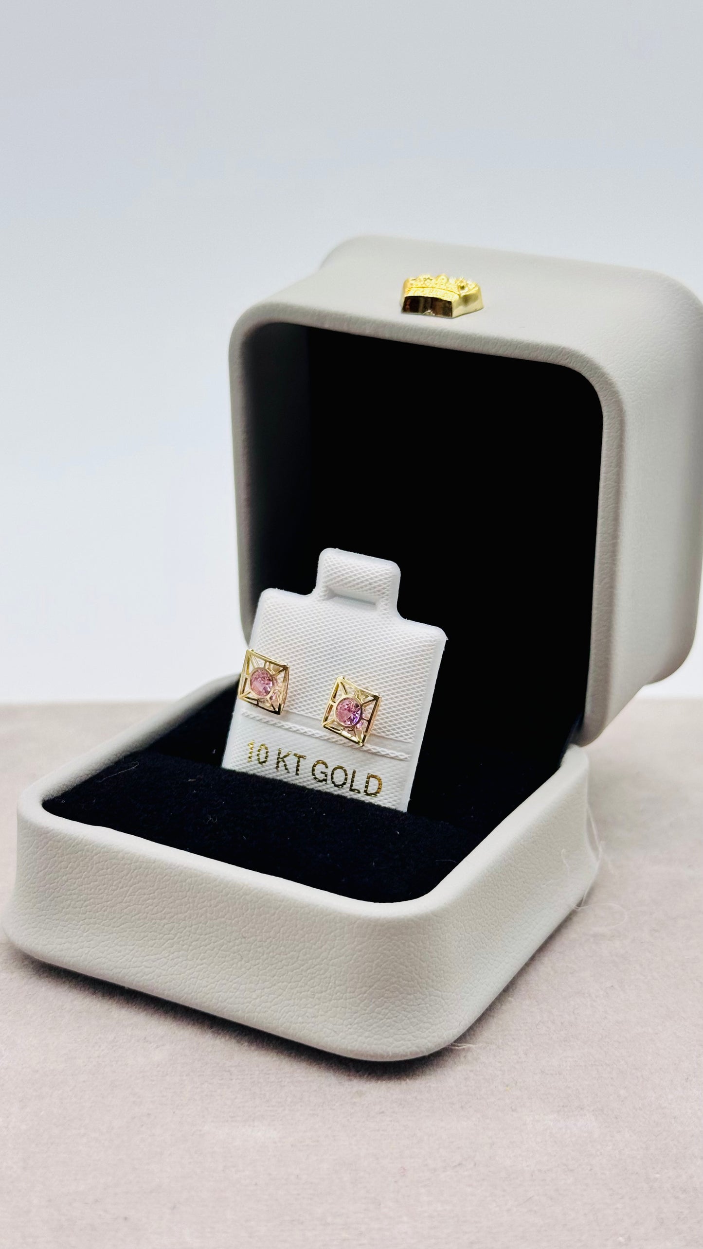 Aretes Cuadro Geométrico en Oro 10K con Zirconia – Cierre de Enroscar