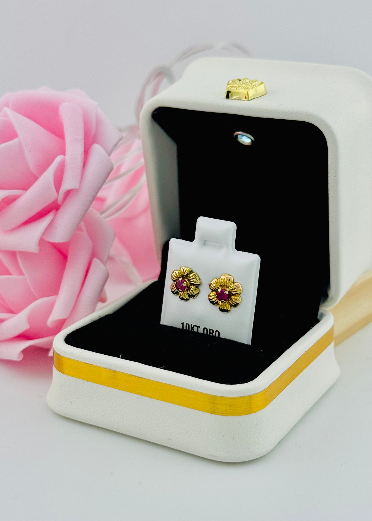 Aretes de Oro 10K Flor con Piedra Fucsia – Cierre de Rosca
