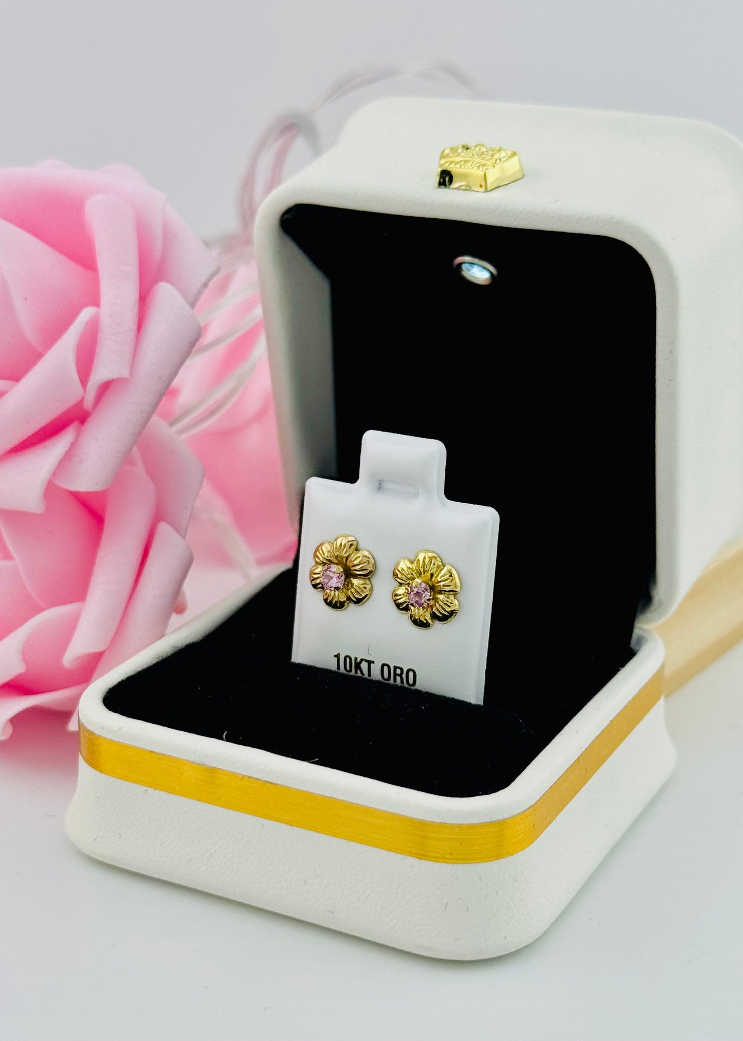 Aretes de Oro 10K Flor con Piedra Rosa – Cierre de Rosca