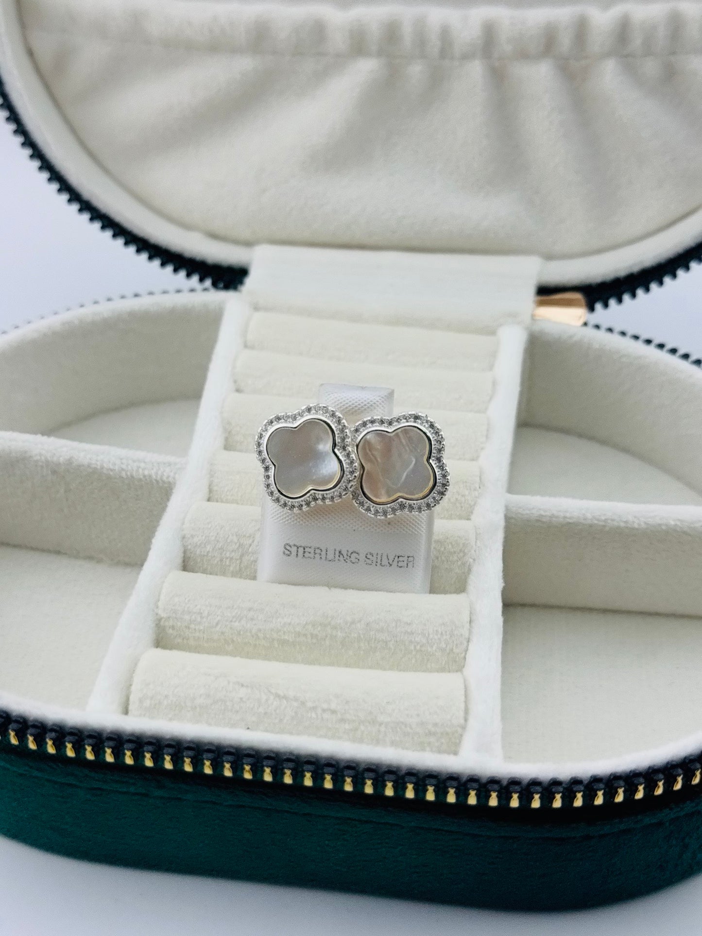Aretes Flor Nácar con Halo de Zirconias en Plata 925