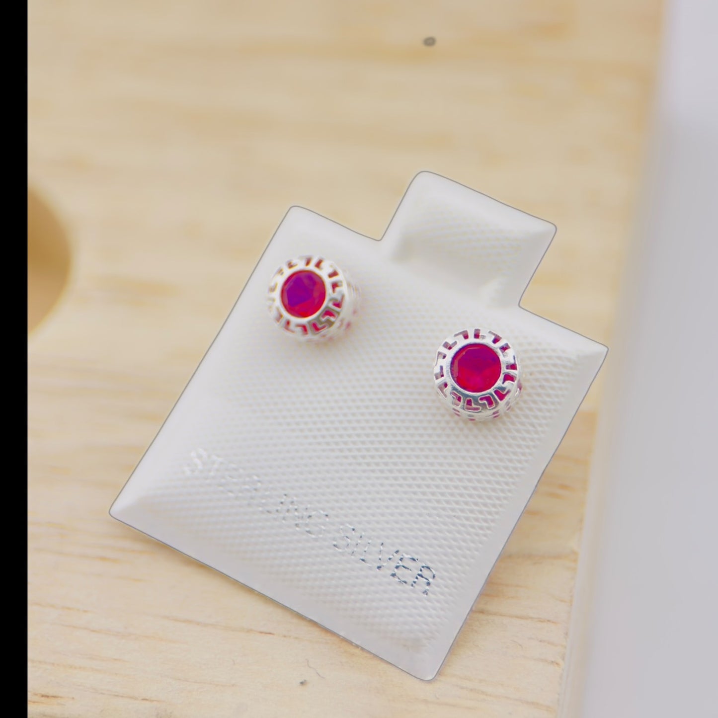 Aretes Redondos Plata 925 con Piedra Roja Estilo Clásico