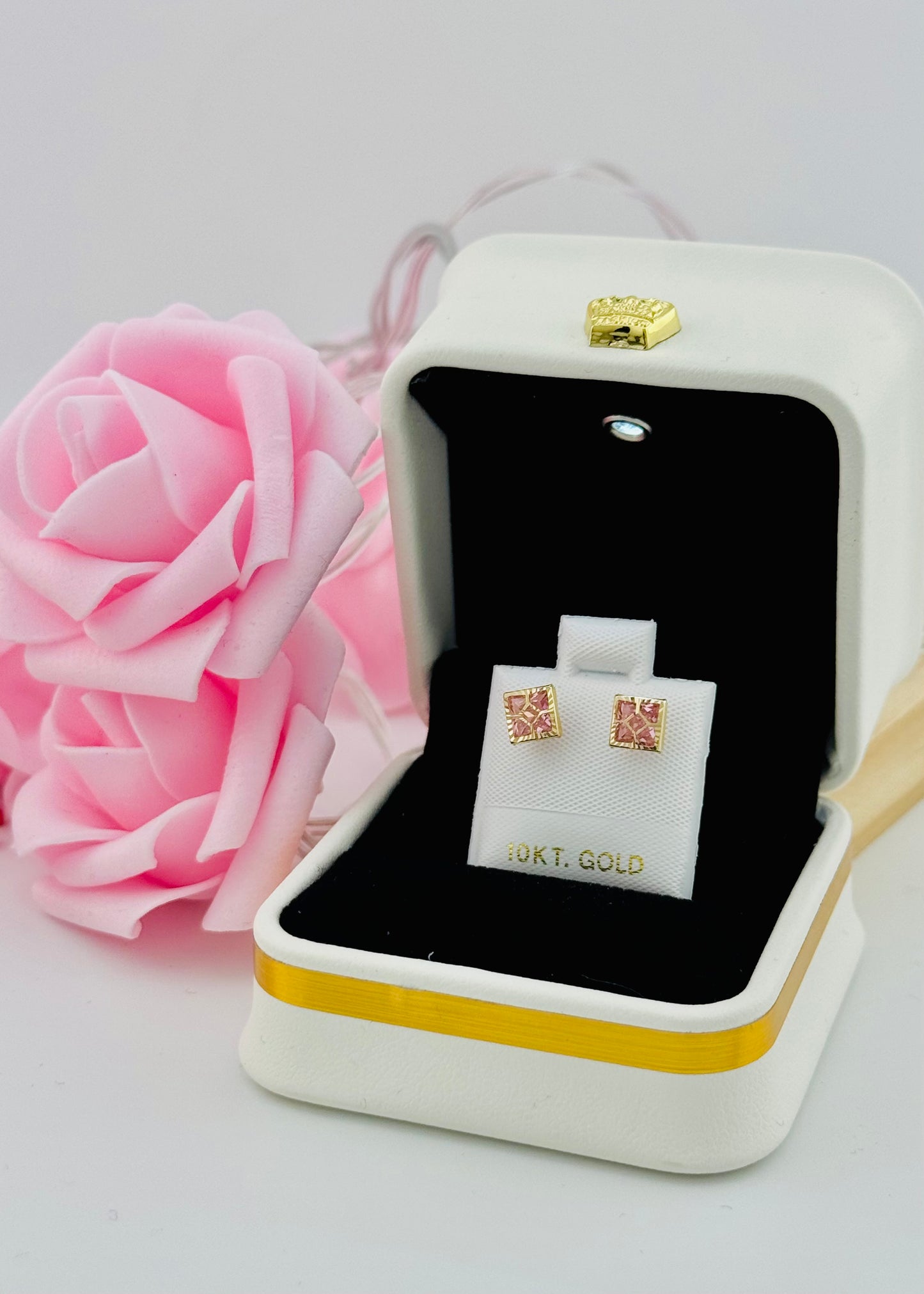 Aretes de Oro 10K Cuadrados con Piedra Rosa – Cierre de Rosca