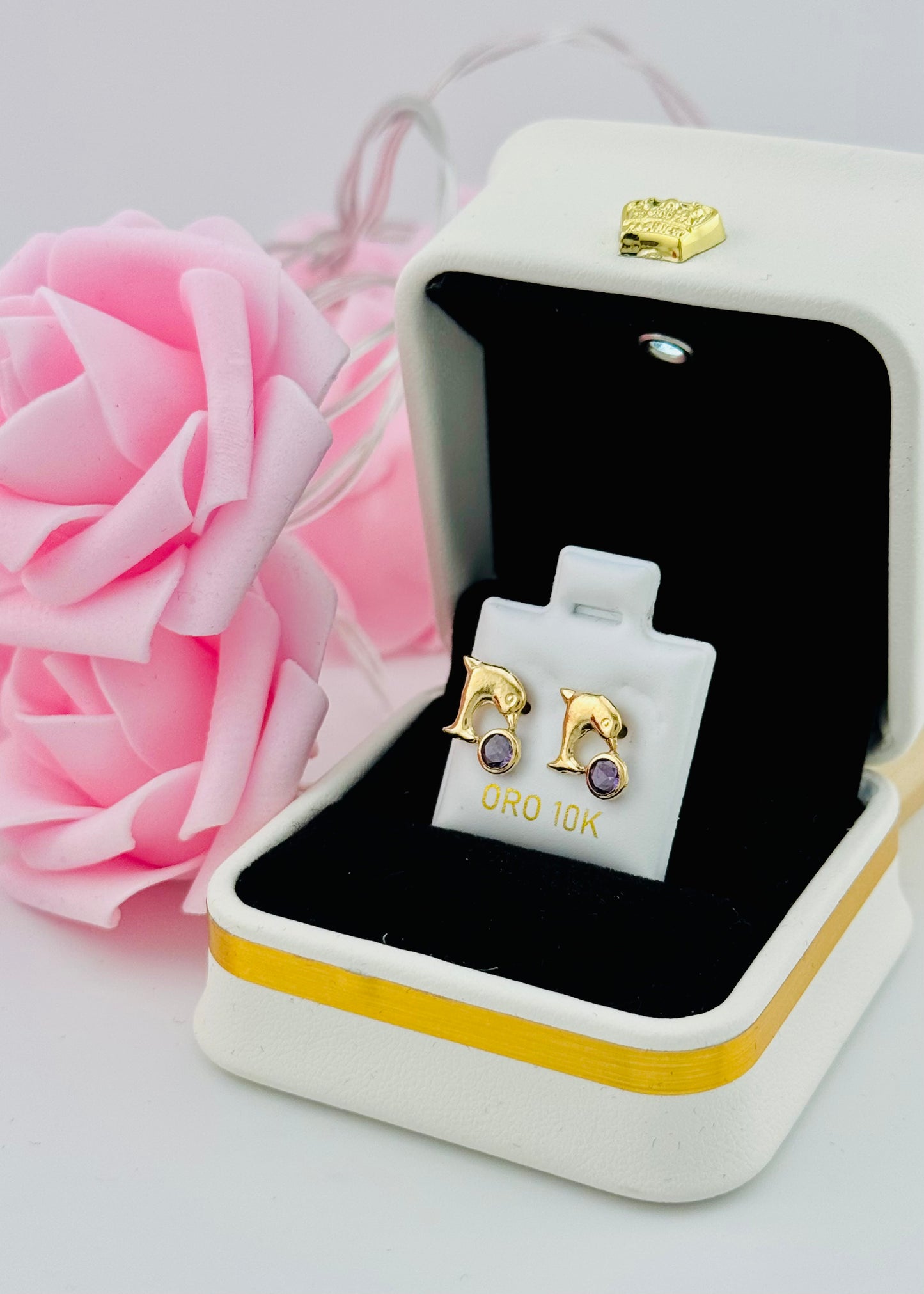Aretes de Oro 10K Delfín con Piedra Lila – Cierre de Rosca