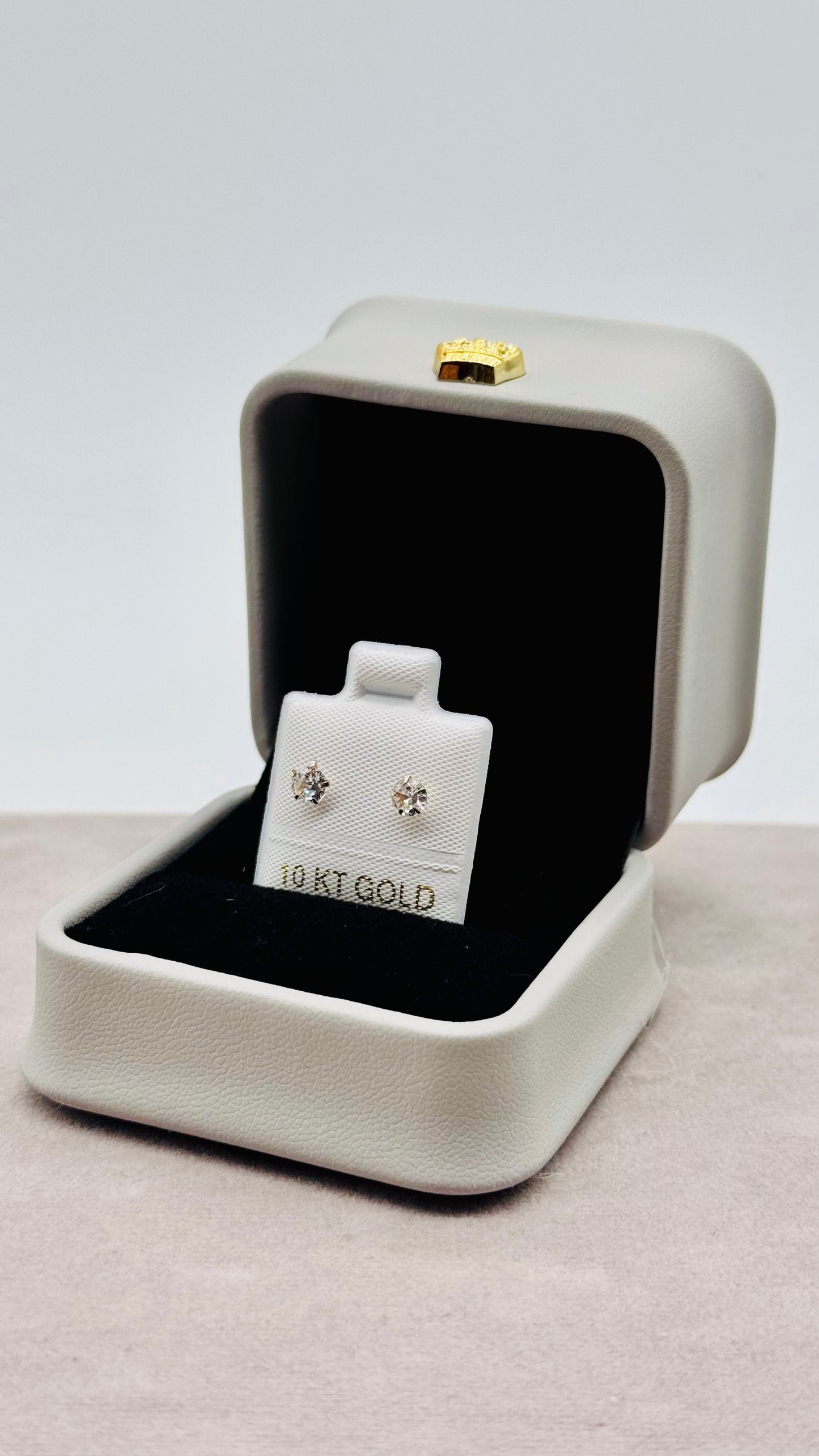 Aretes Punto Brillante en Oro 10K con Zirconia – Cierre de Enroscar