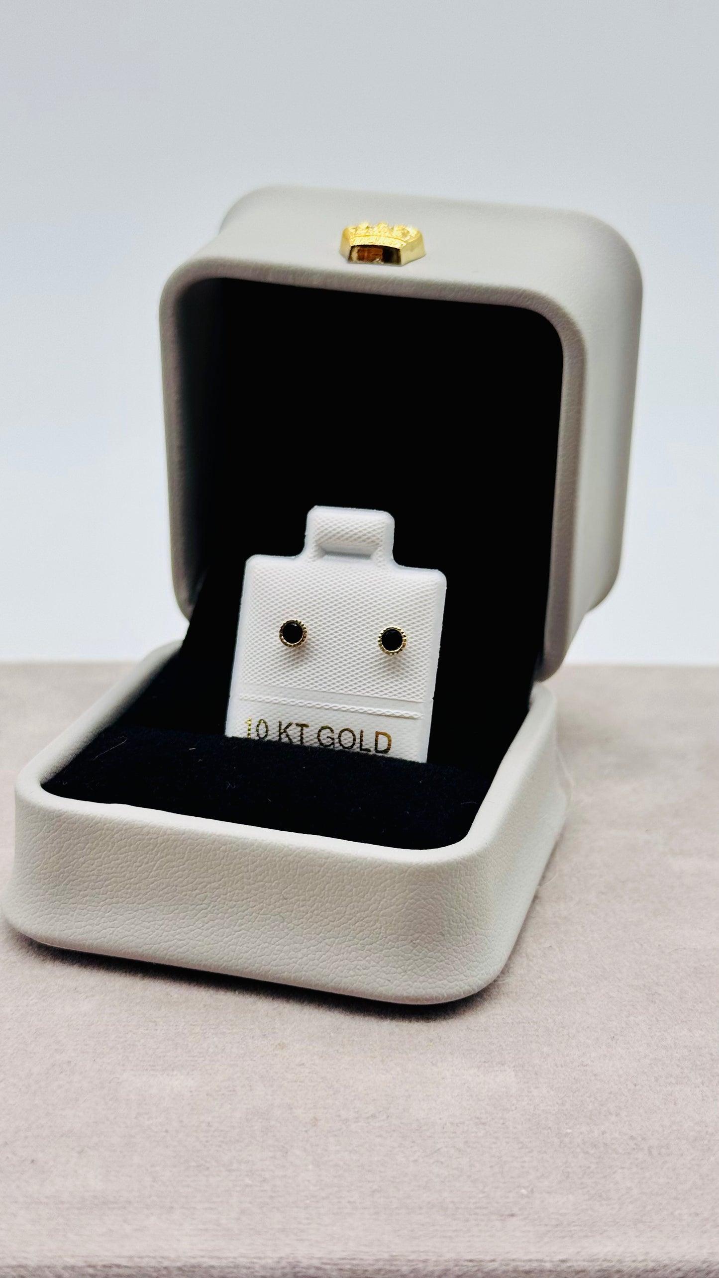 Aretes Punto Clásico 4mm en Oro 10K con Zirconia Negra – Cierre de Enroscar
