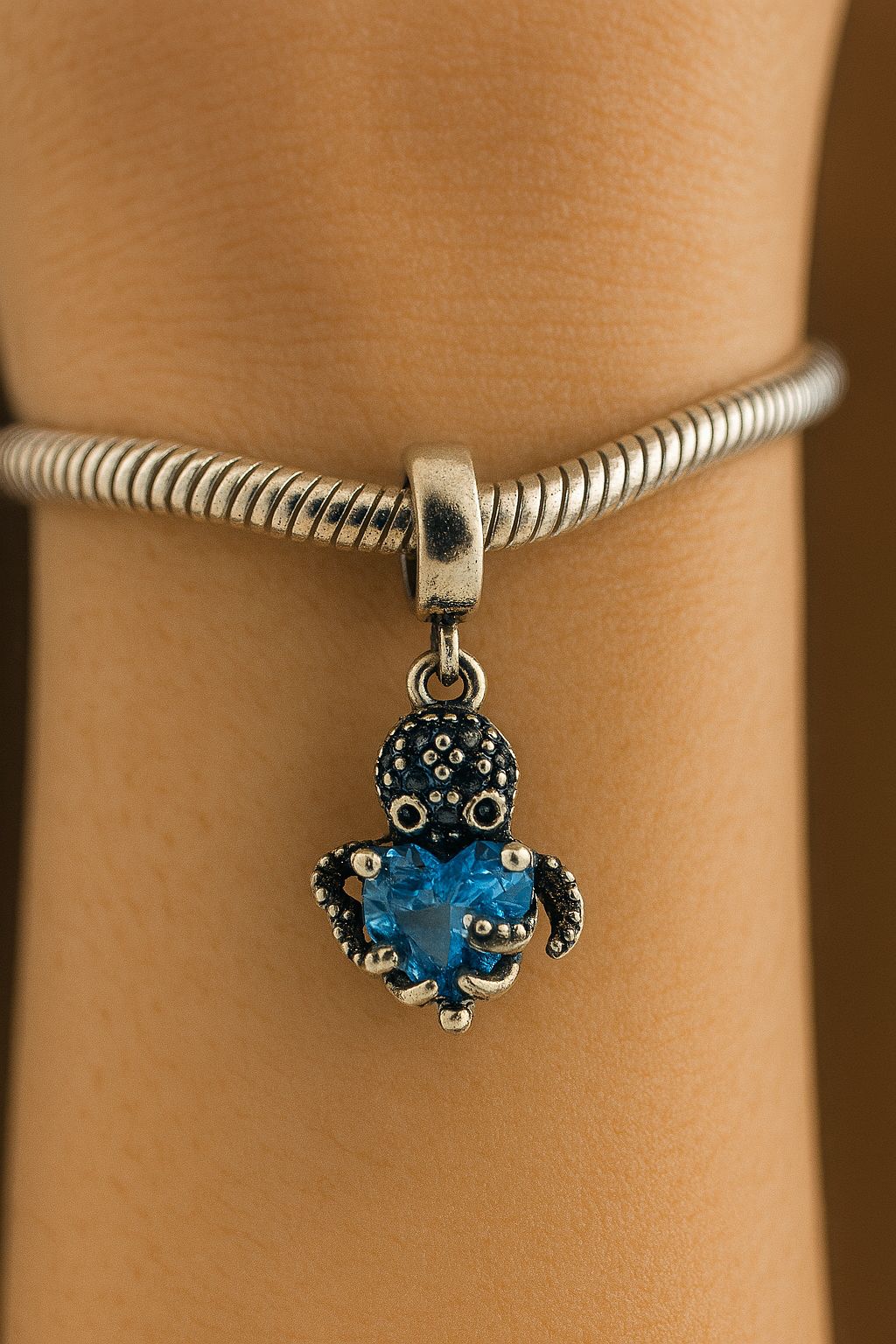 Charm Pulpo "Corazón de Océano" con Cristal Azul en Plata 925