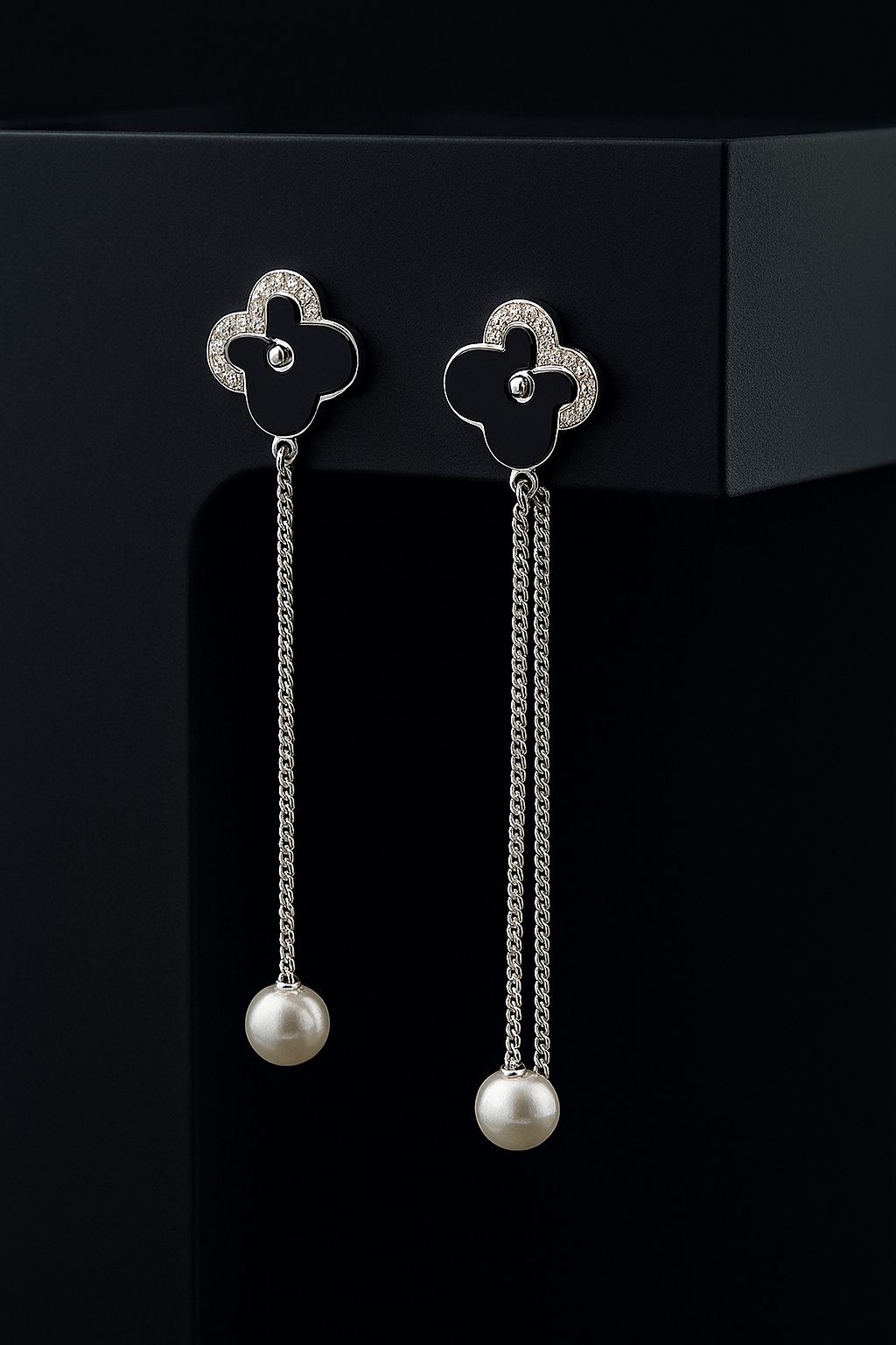 Pendientes Colgantes "Trébol Elegante" con Esmalte Negro y Perlas en Plata 925