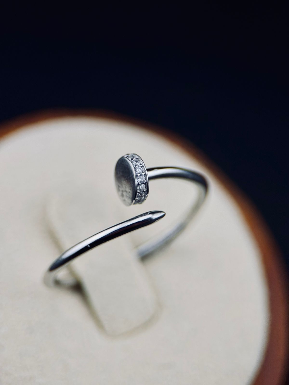 Anillo "Clavo Sofisticado" con Circonitas en Plata 925