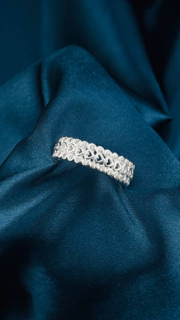Anillo de plata 925 con diseño de corazones