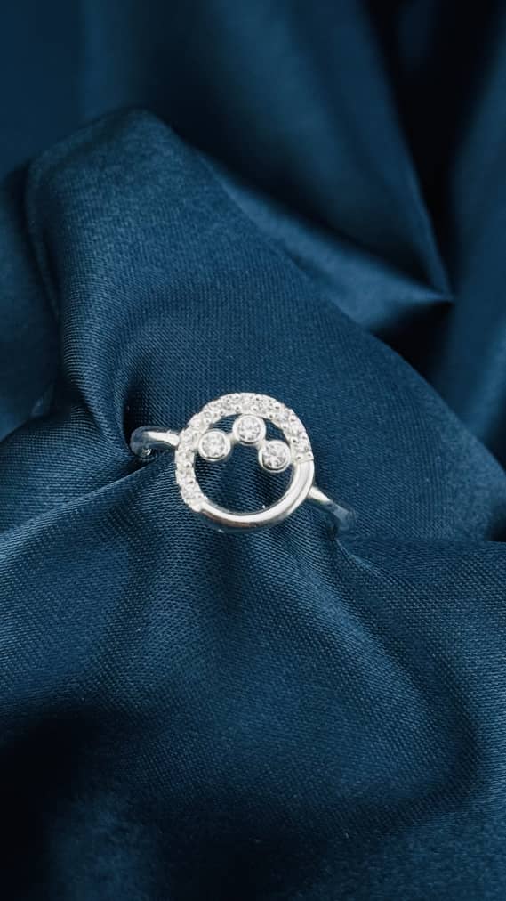 Anillo de plata 925 con círculo y circonias brillantes