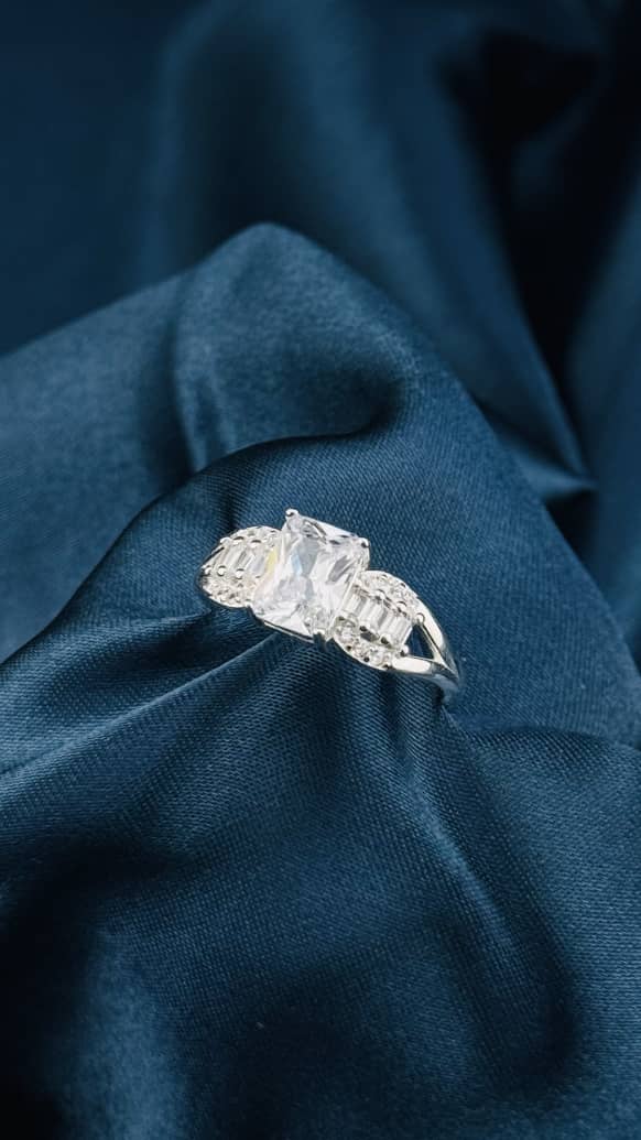 Anillo de plata 925 con piedra central corte esmeralda