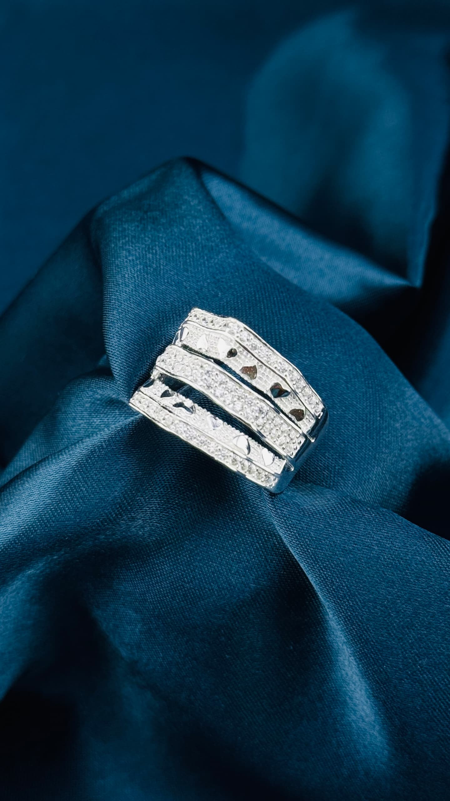 Anillo de triple franja con detalles en corazones en plata italiana 925