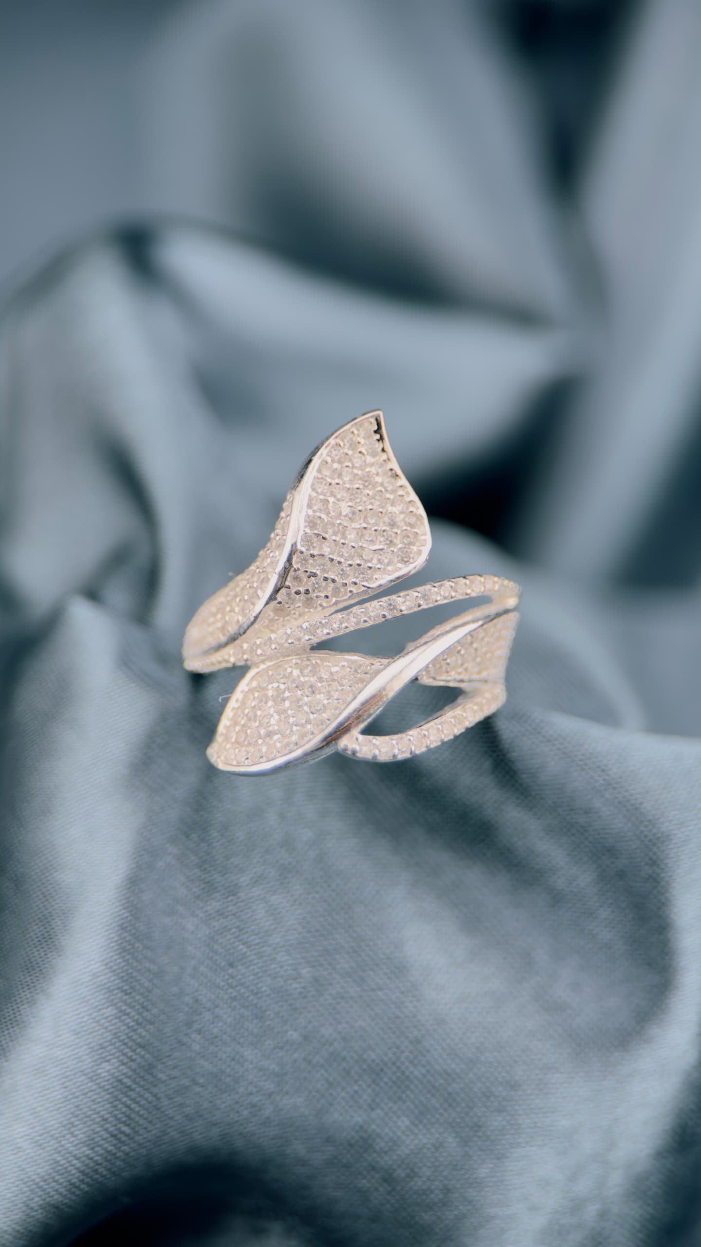 Anillo hojas elegantes en plata italiana 925