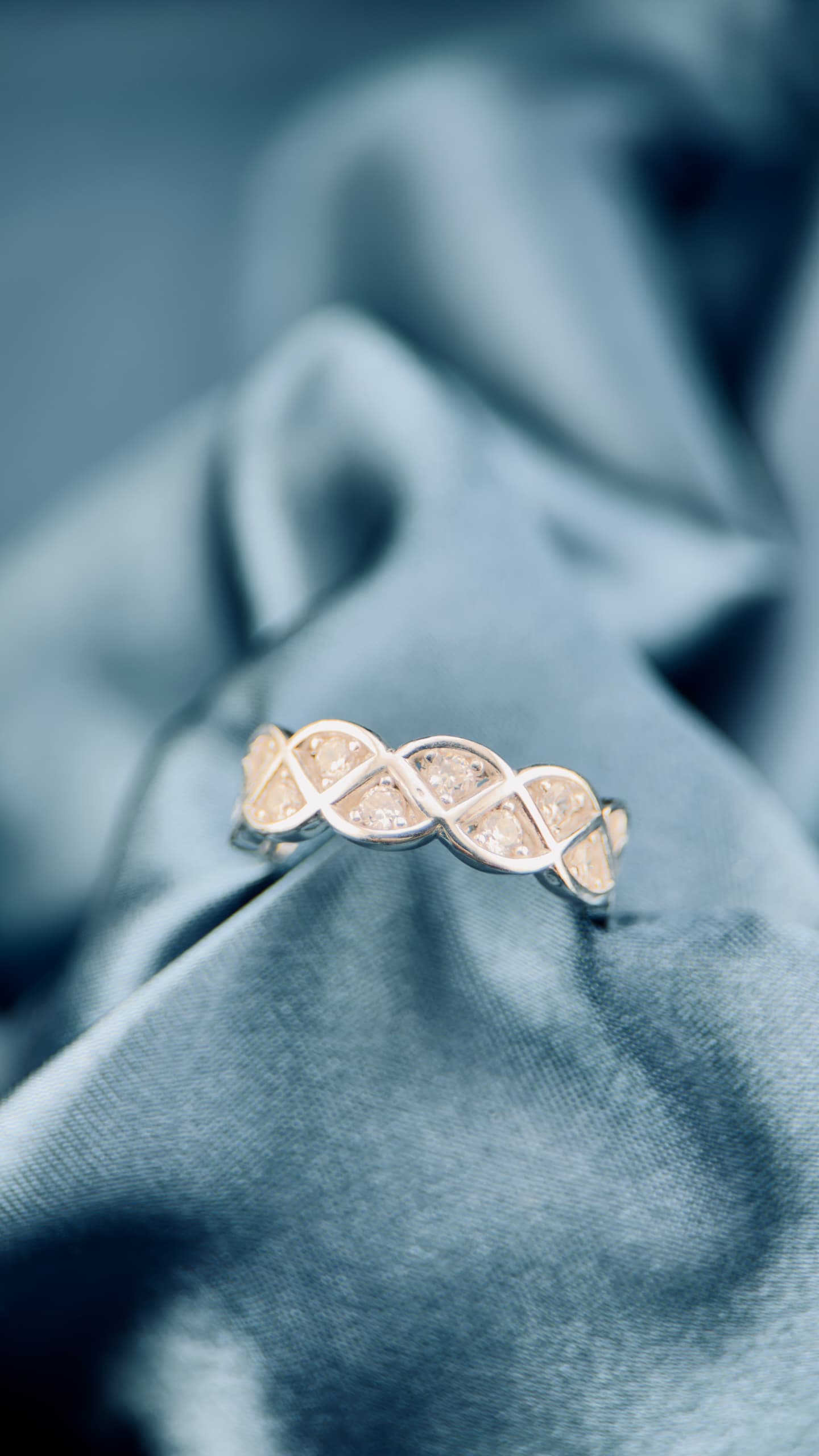 Anillo de plata italiana 925 con diseño entrelazado y circonias