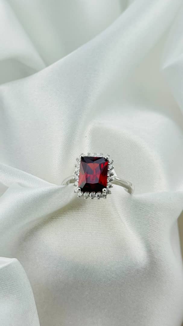 Anillo de plata italiana 925 con circonia roja rectangular