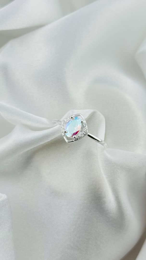 Anillo de plata italiana 925 con circonia tornasol corte oval