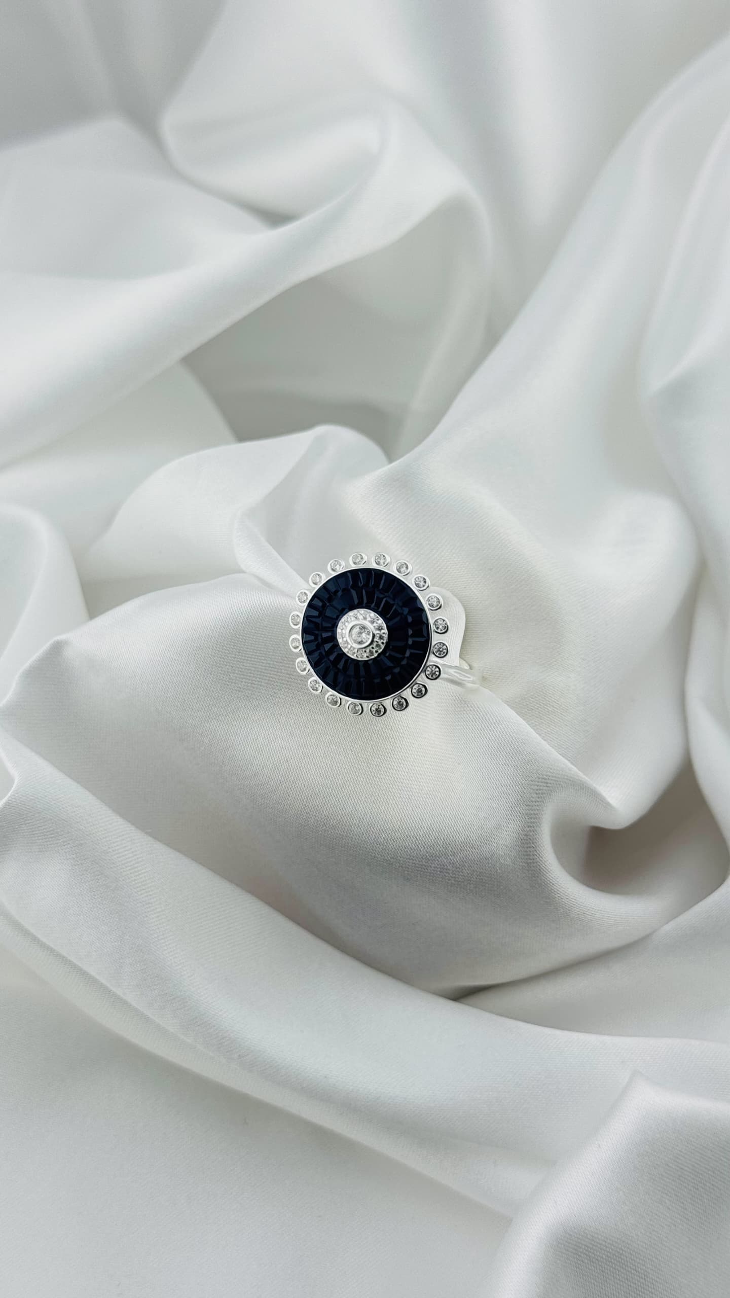 Anillo con diseño circular azul en plata italiana 925
