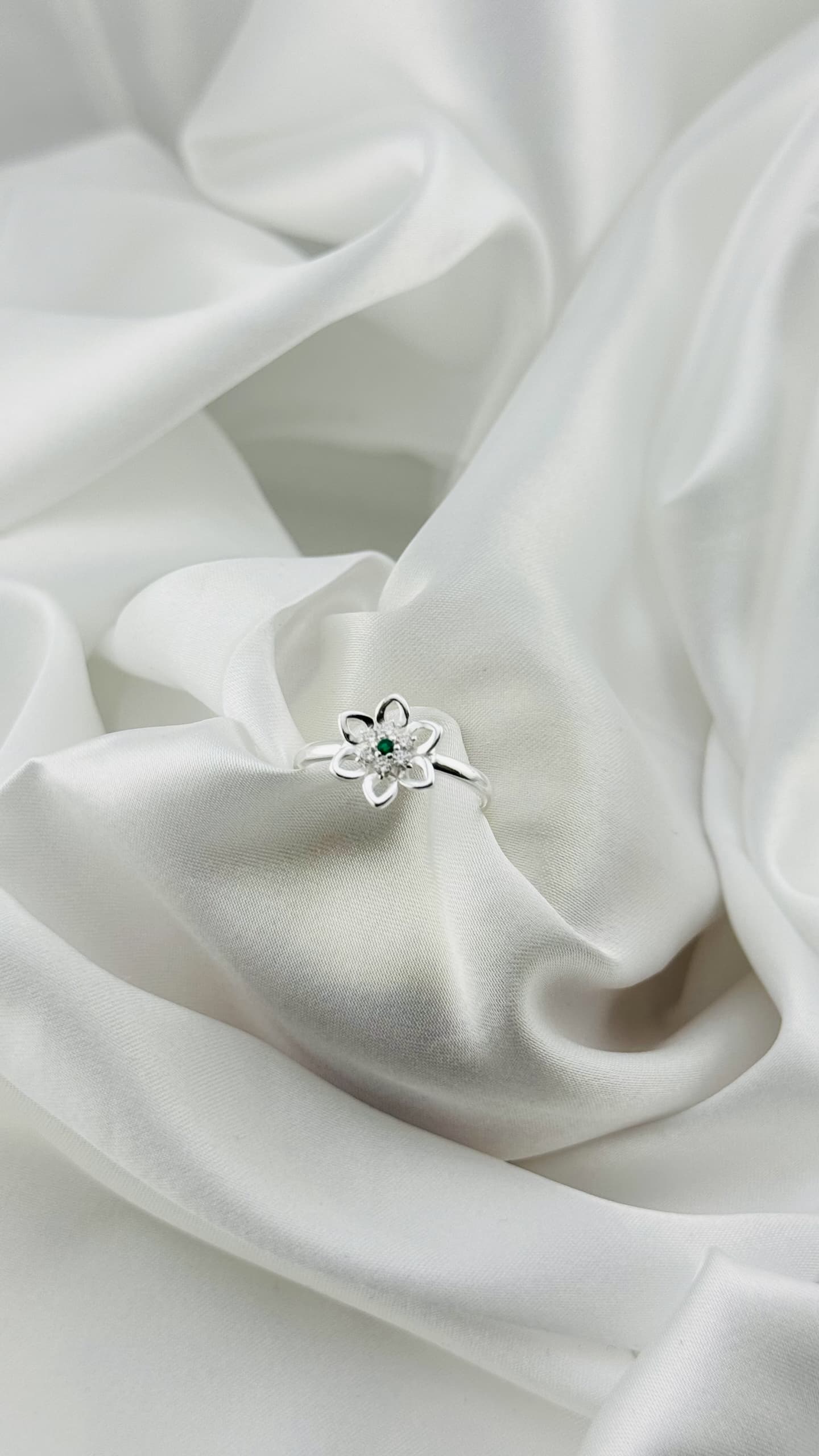 Anillo flor con detalle verde en plata italiana 925