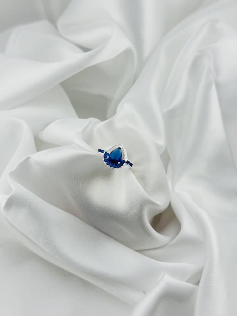 Anillo lágrima azul en plata italiana 925 con circonias