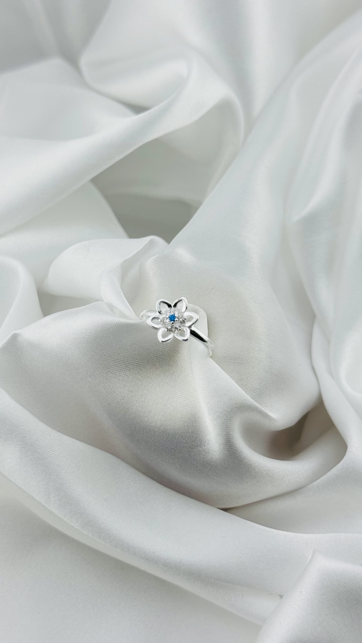 Anillo flor con detalle azul en plata italiana 925