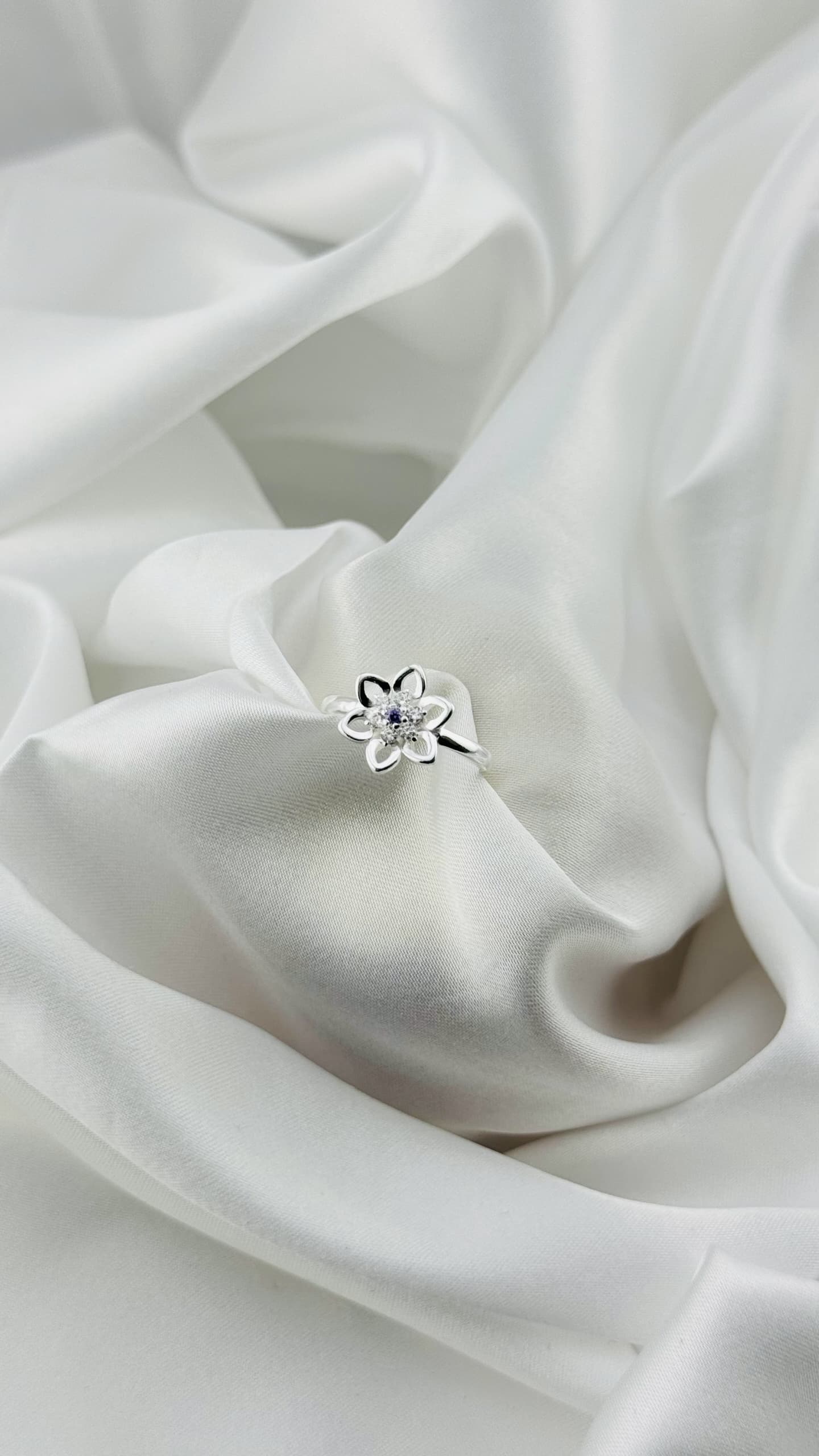Anillo flor con detalle lila en plata italiana 925