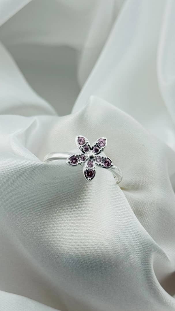 Anillo en plata italiana 925 con diseño floral y cristales amatista