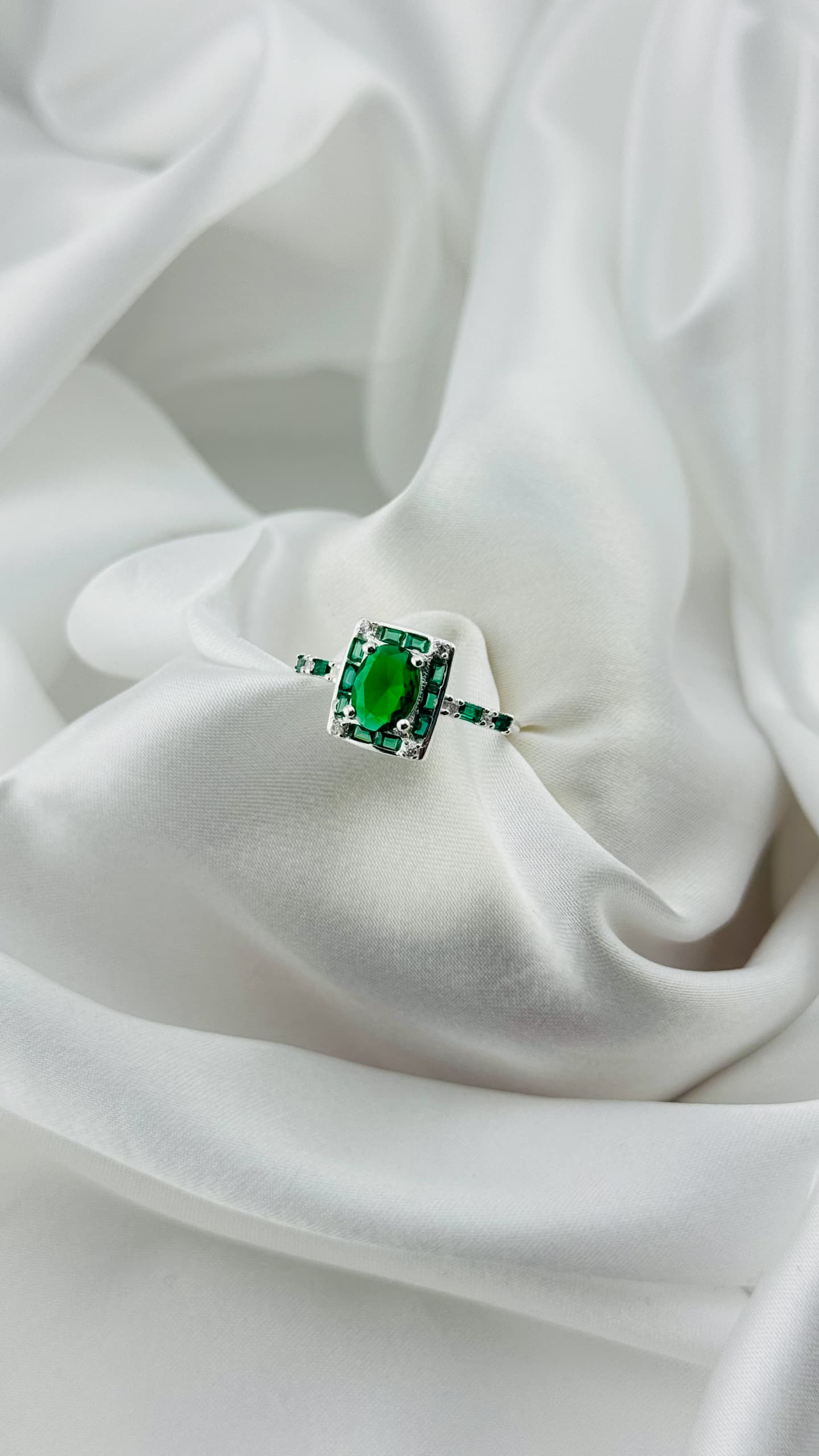 Anillo en plata italiana 925 con piedra verde esmeralda