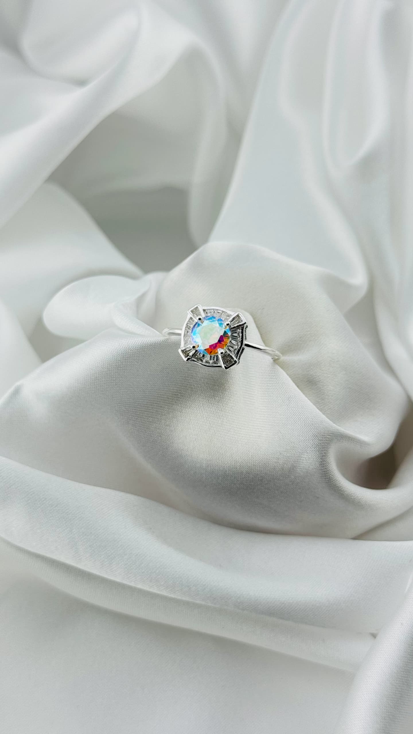 Anillo en plata italiana 925 con circonia tornasol arcoíris