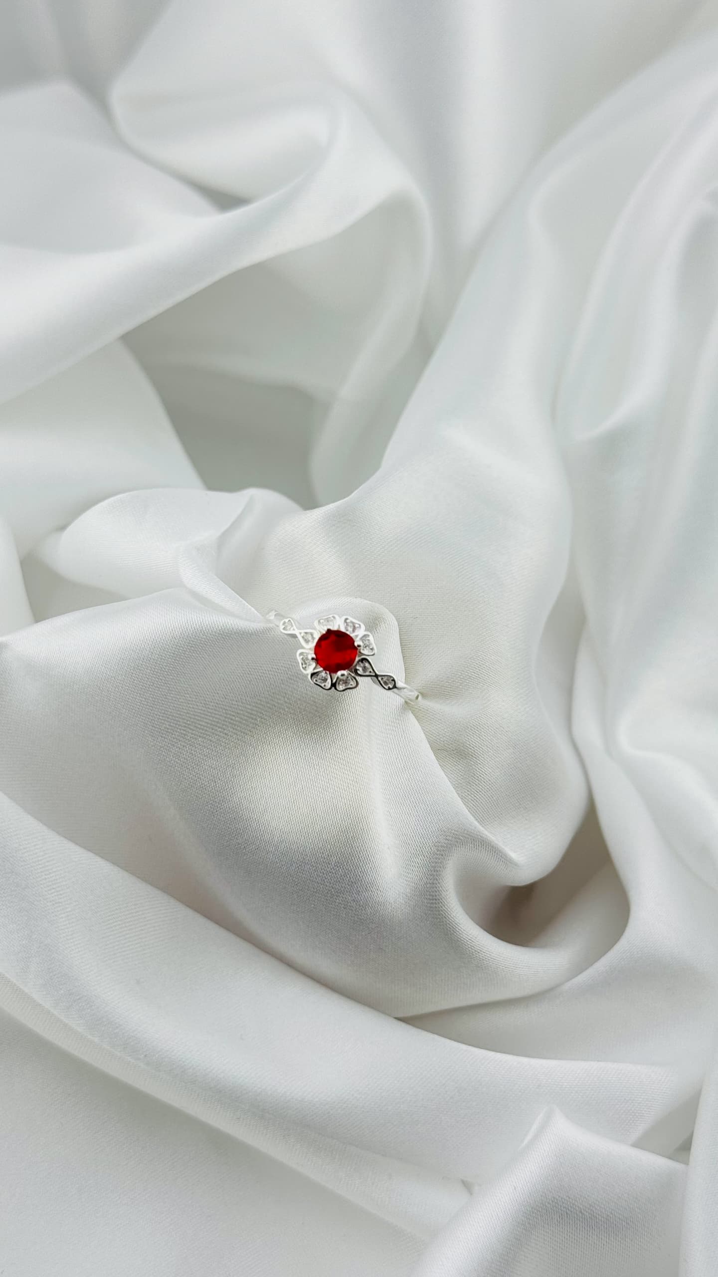 Anillo floral vintage con circonia roja en plata italiana 925