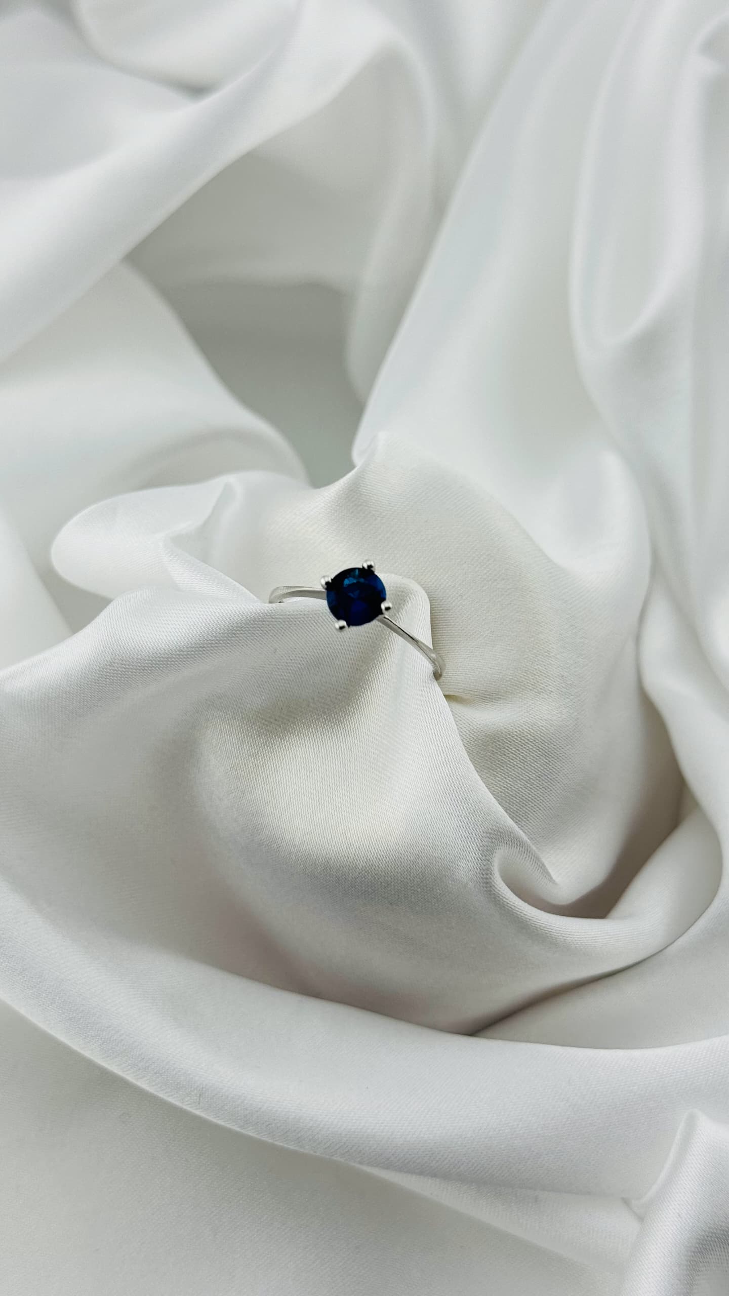 Anillo solitario con piedra azul en plata italiana 925