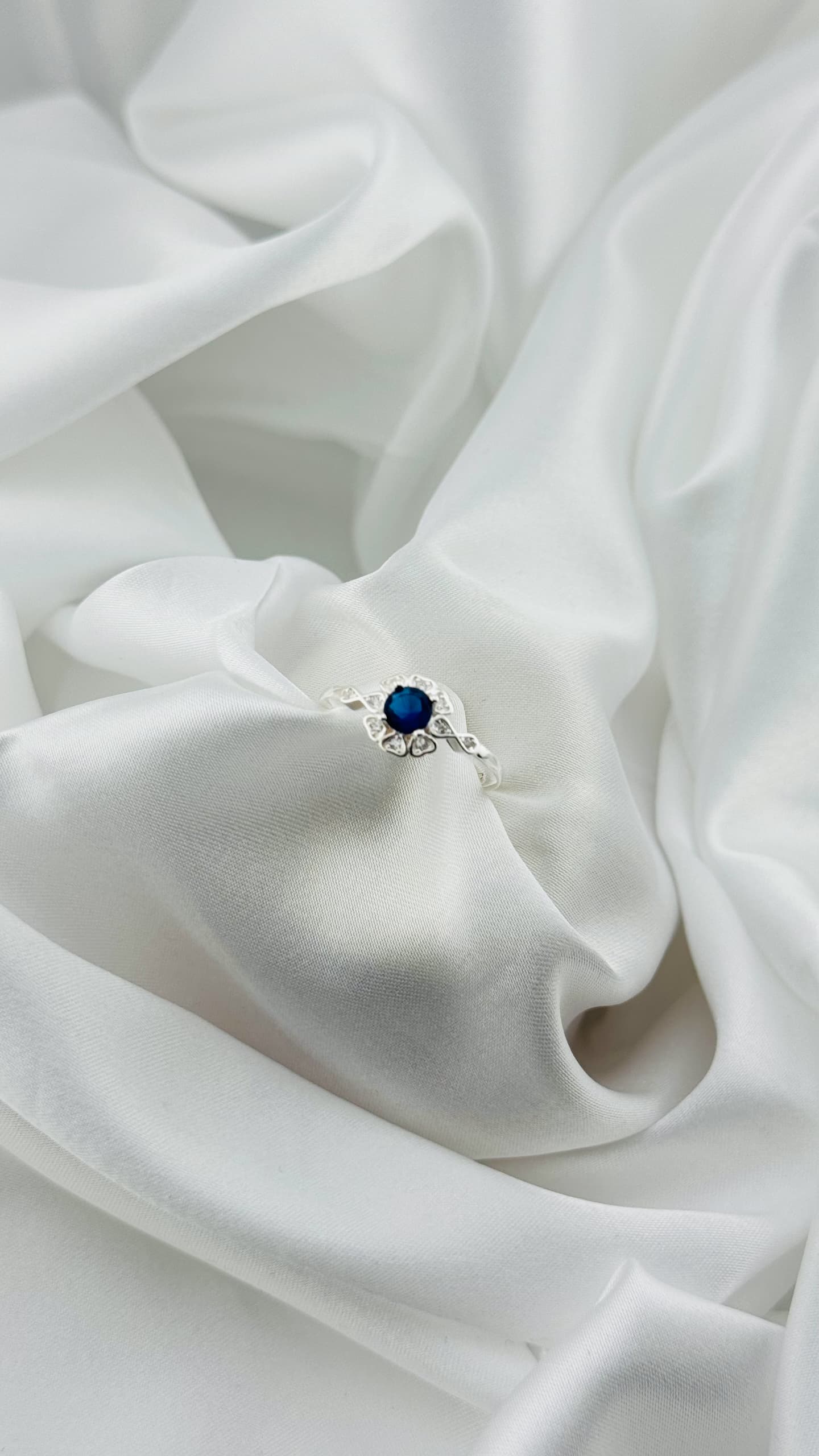 Anillo floral vintage con circonia azul en plata italiana 925