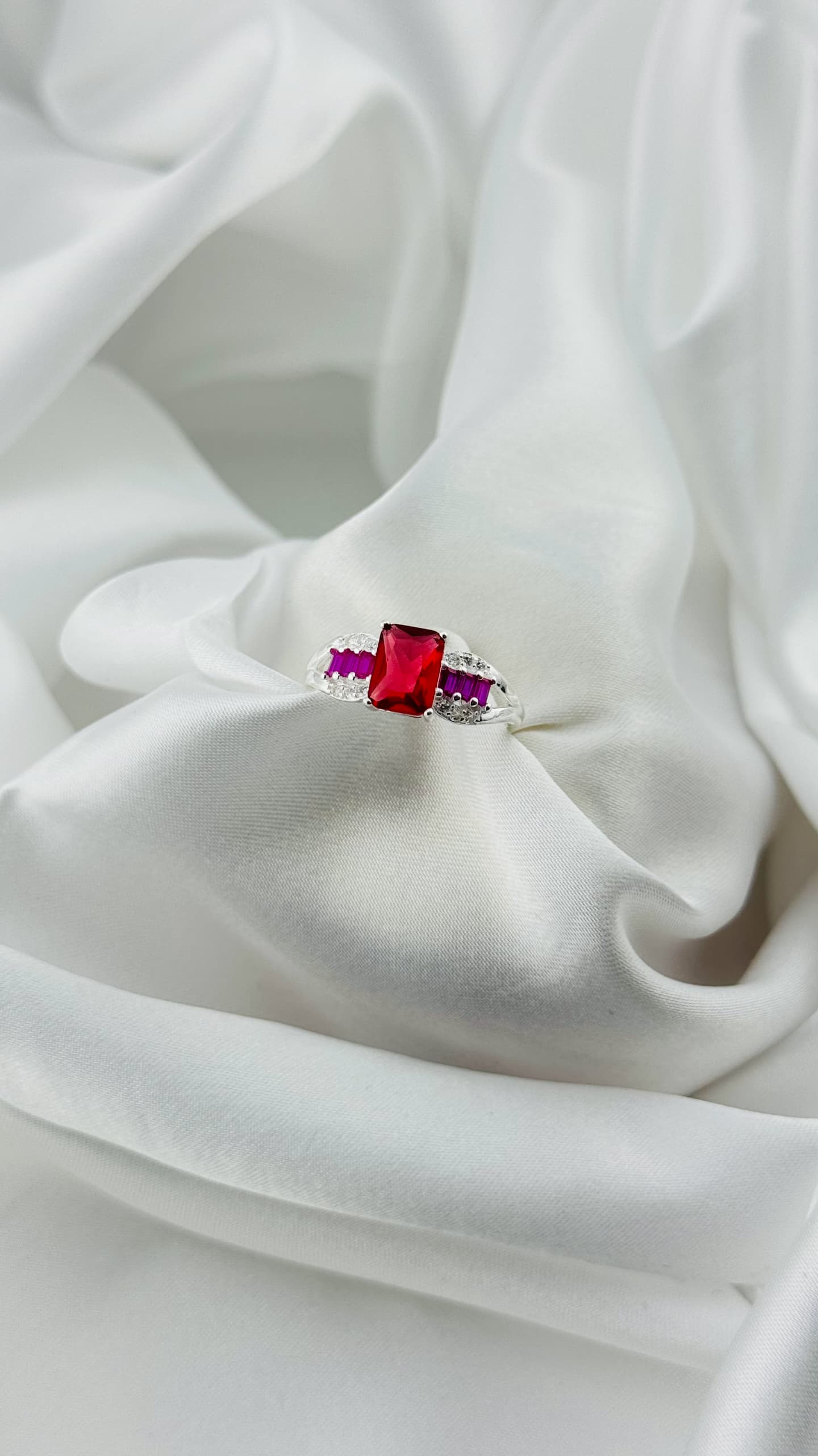 Anillo en plata italiana 925 con circonia roja rectangular