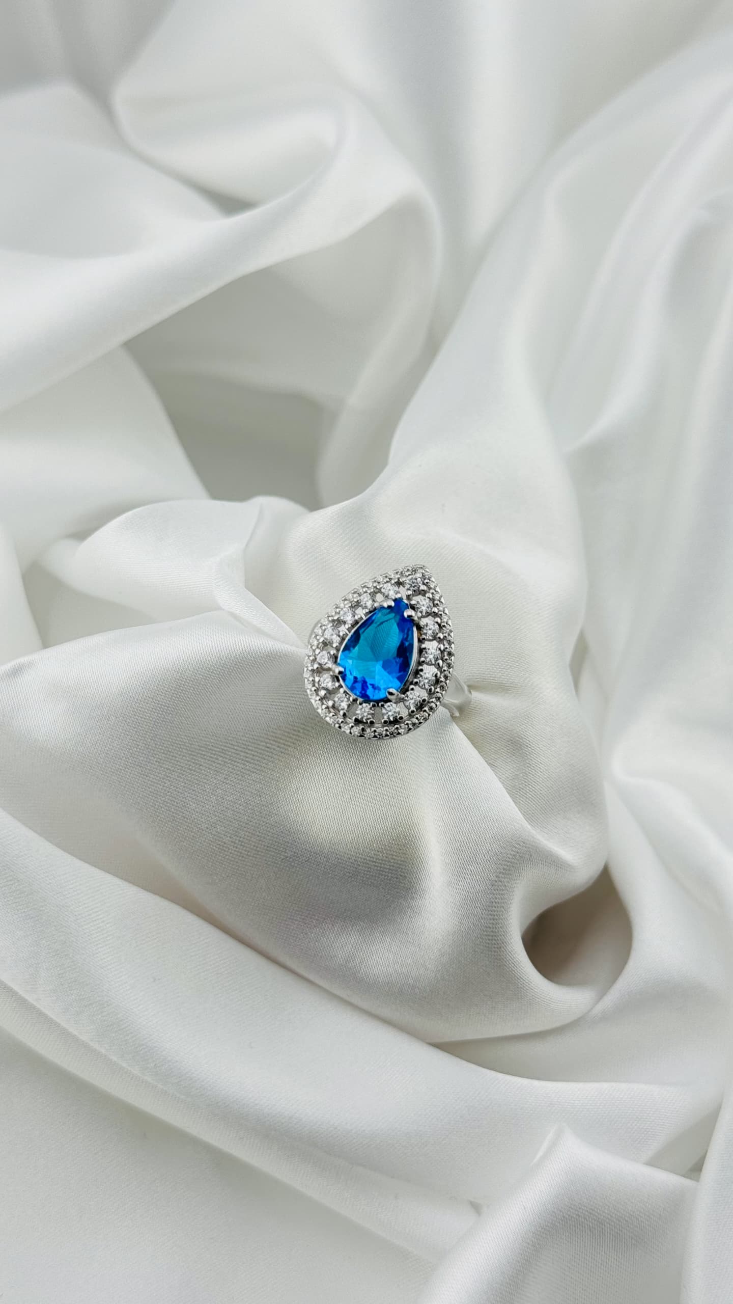 Anillo lágrima azul con doble halo en plata italiana 925