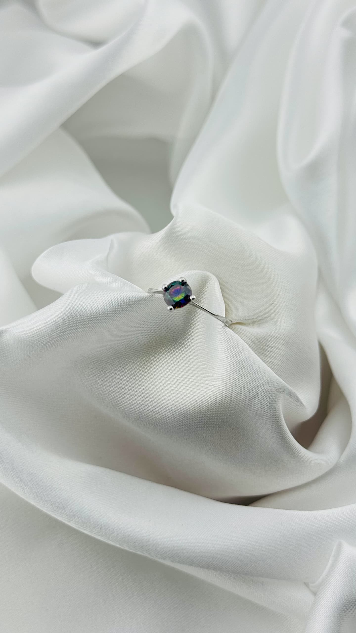Anillo solitario con piedra tornasol en plata italiana 925
