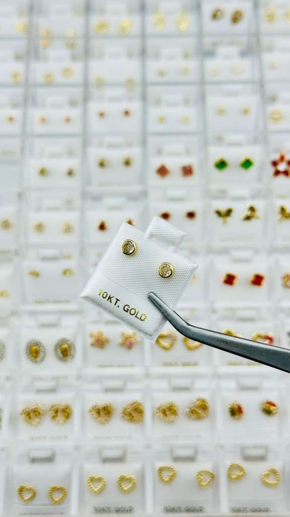 Aretes circulares con piedra brillante en Oro 10K