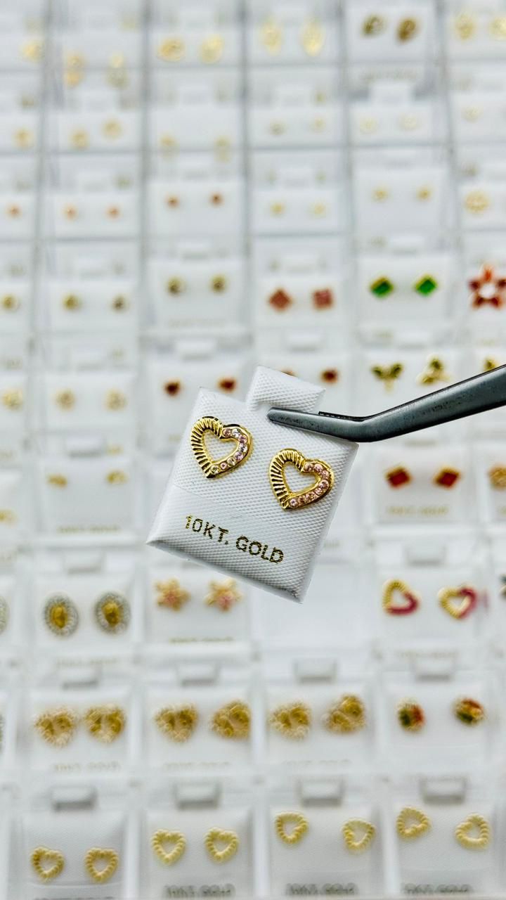 Aretes de corazón con detalle rosado en Oro 10K