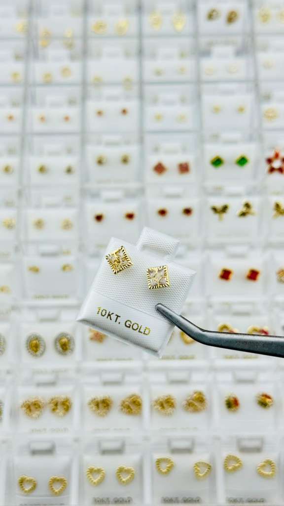 Aretes cuadrados con diseño brillante en Oro 10K