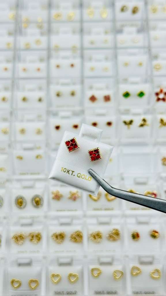 Aretes cuadrados con piedra roja en Oro 10K