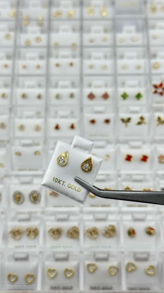 Aretes en forma de gota con brillo central en Oro 10K