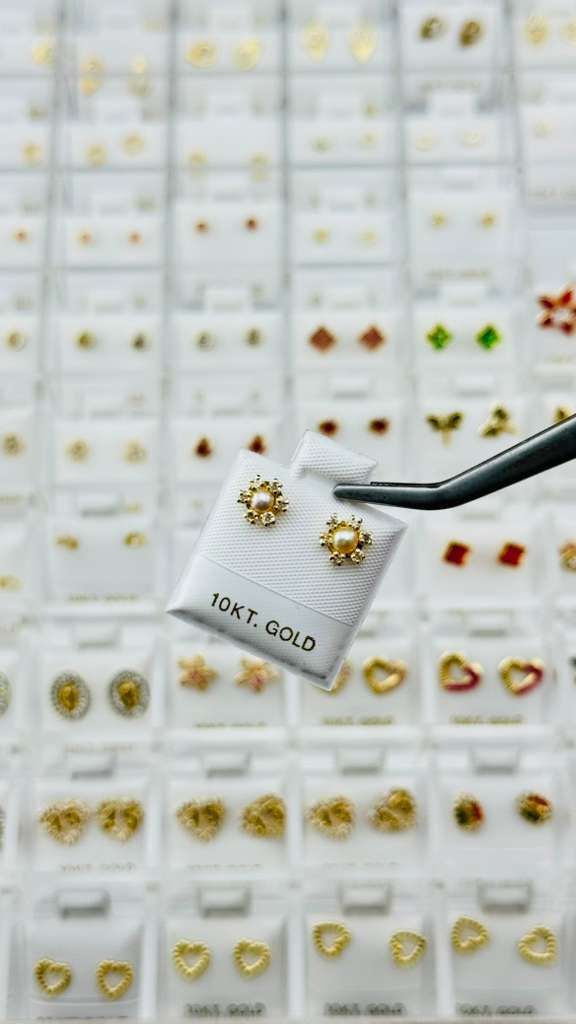 Aretes con perla central en Oro 10K