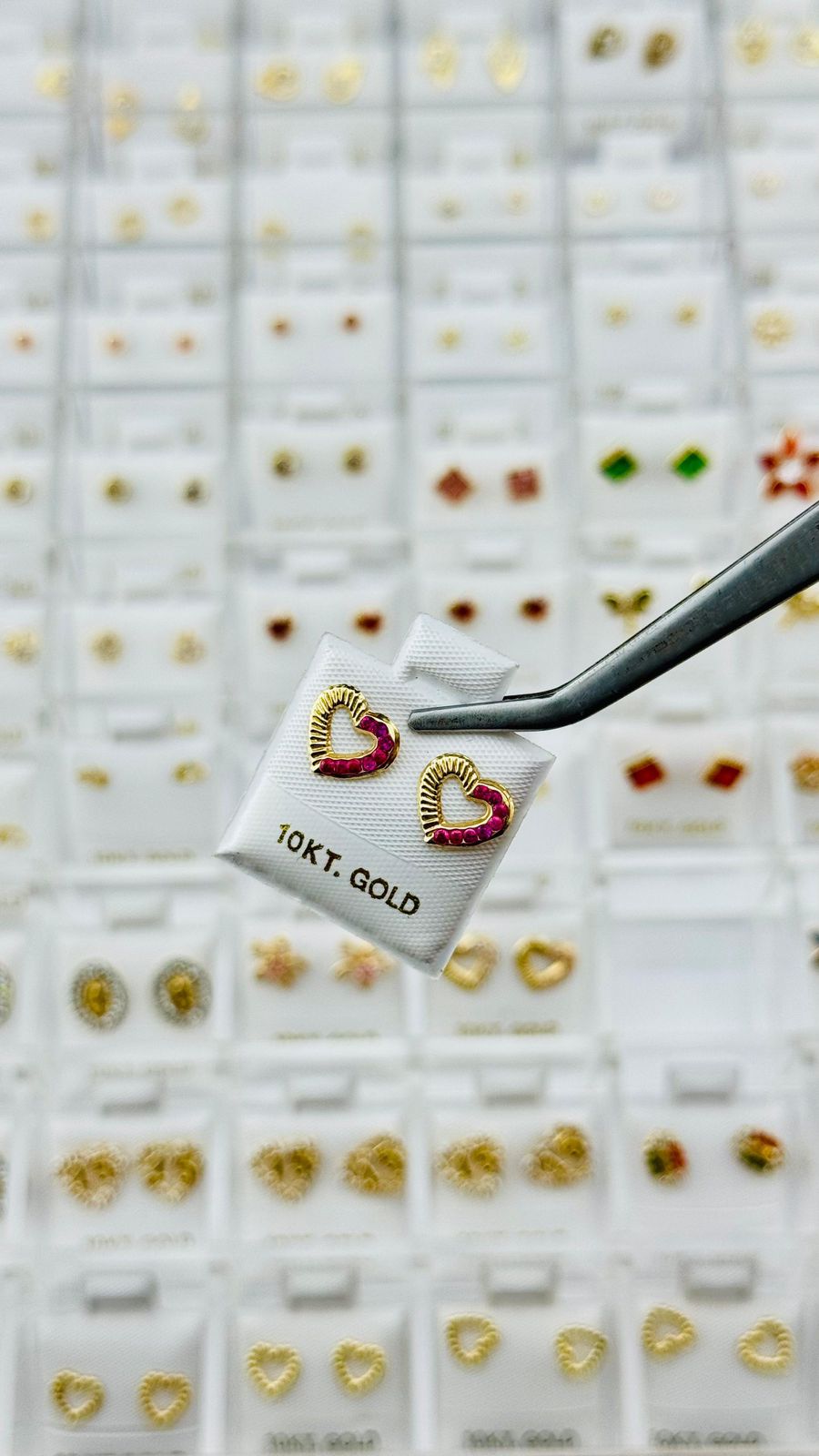 Aretes corazón con piedras fucsias en Oro 10K