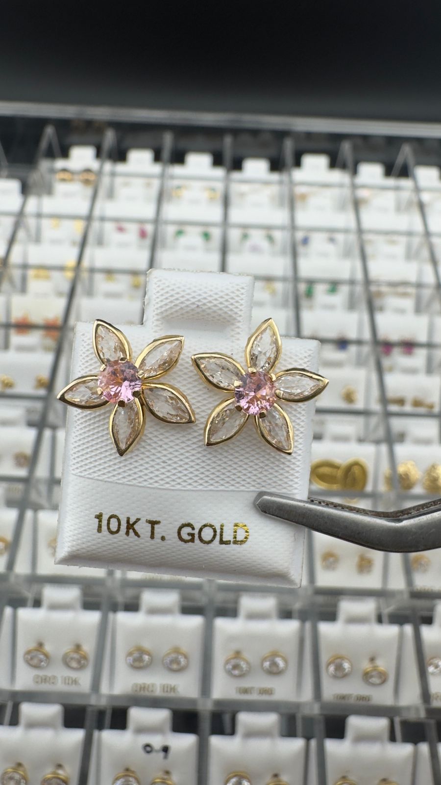 Aretes flor grande con piedra rosada en Oro 10K