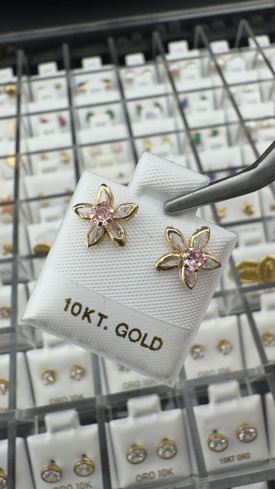 Aretes flor con piedra rosada en Oro 10K