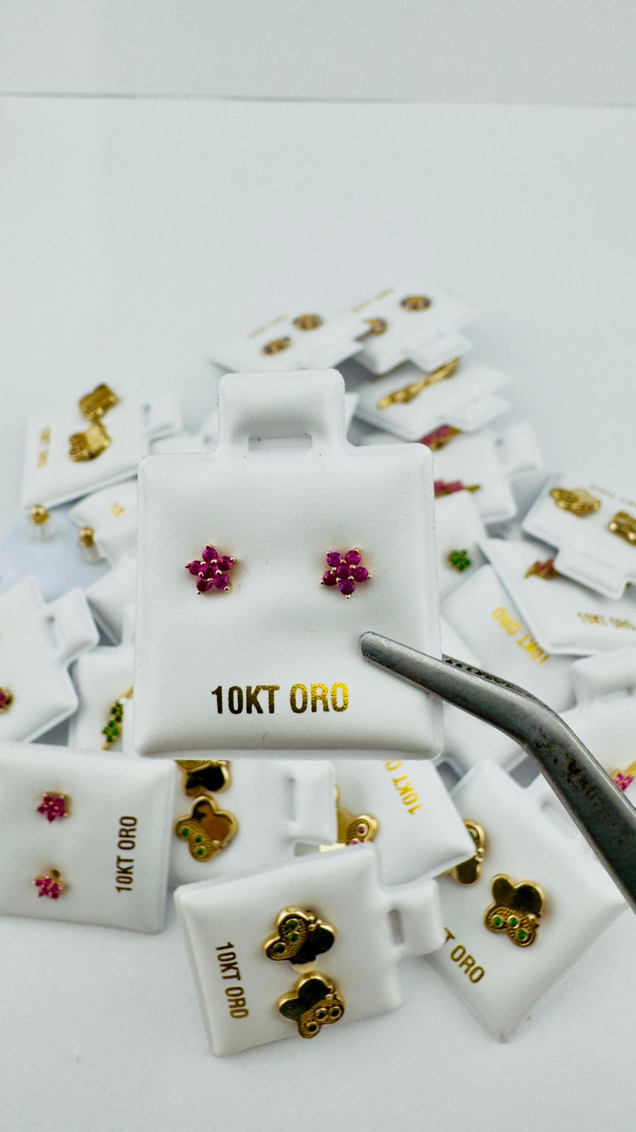 Aretes flor con piedras rosadas en Oro 10K -Cierre de Rosca