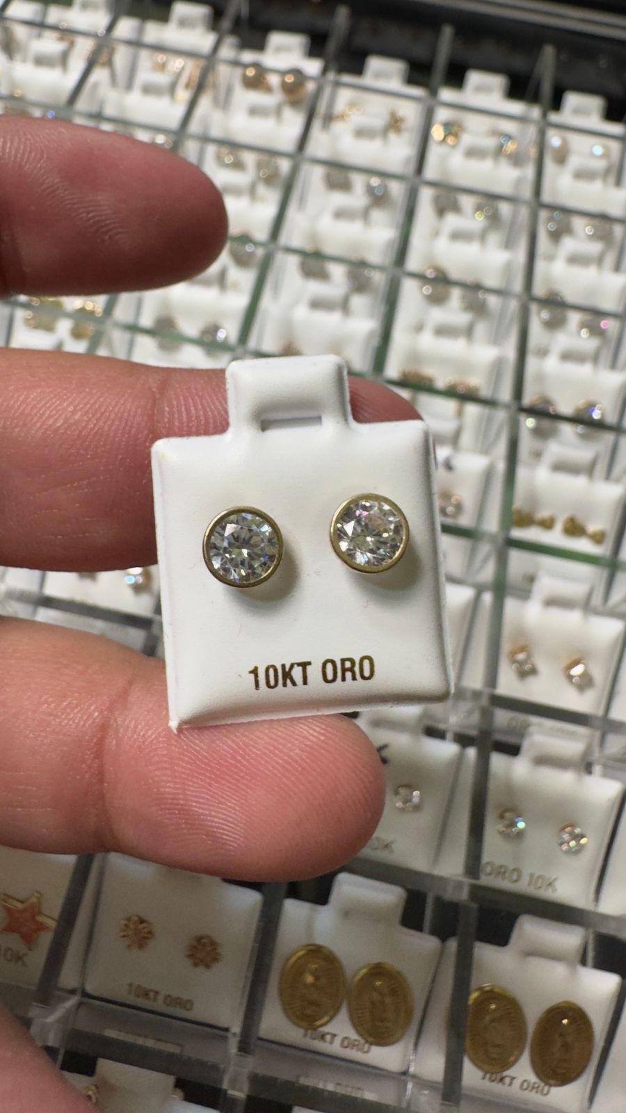 Aretes redondos con zirconia en Oro 10K