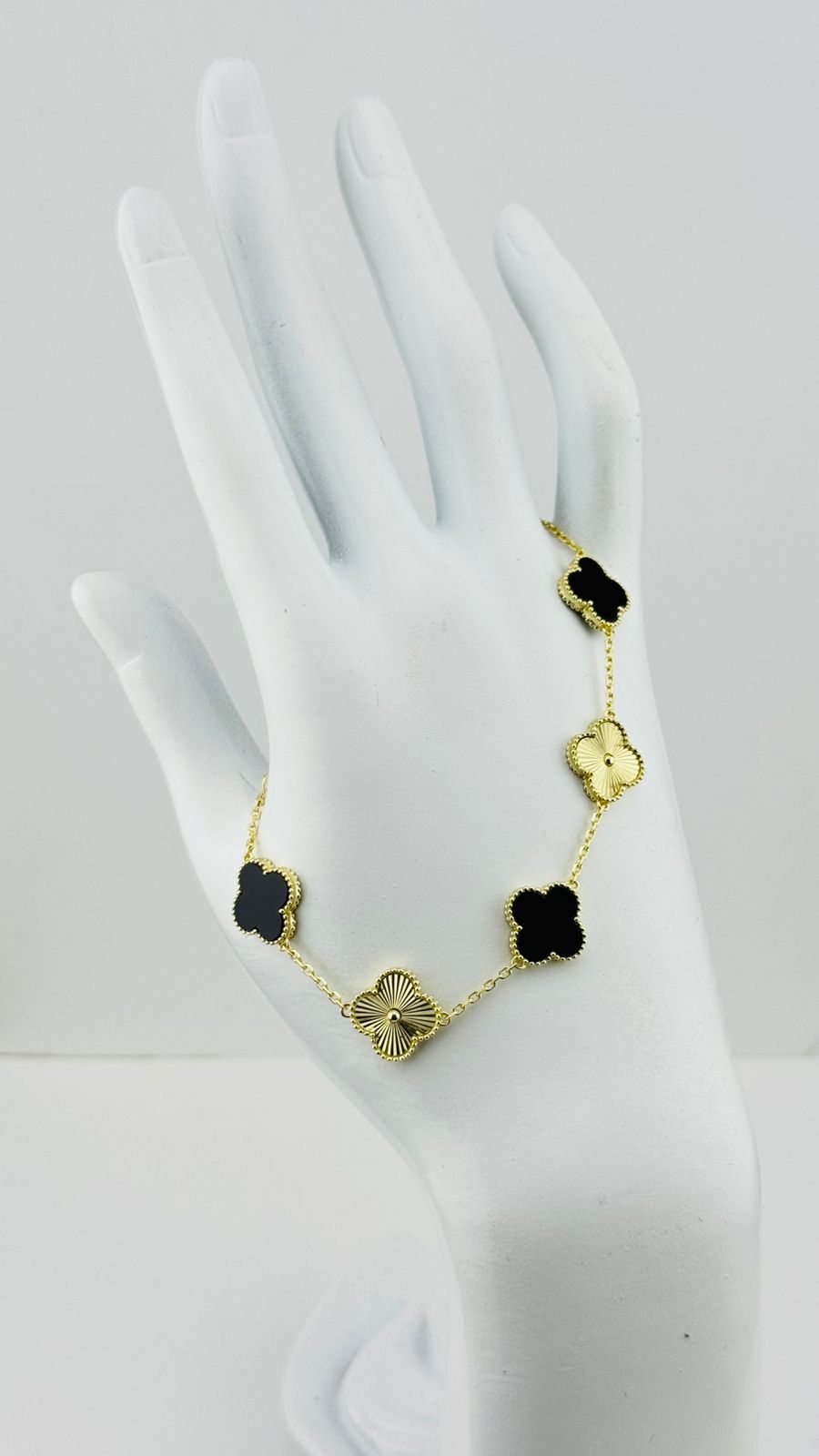Pulsera Sofisticada Tréboles Negros y Oro