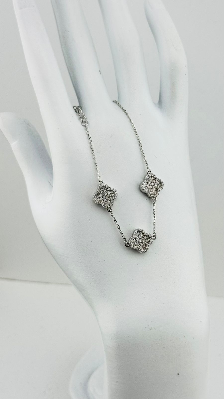 Pulsera Minimalista Tres Tréboles de Zirconia