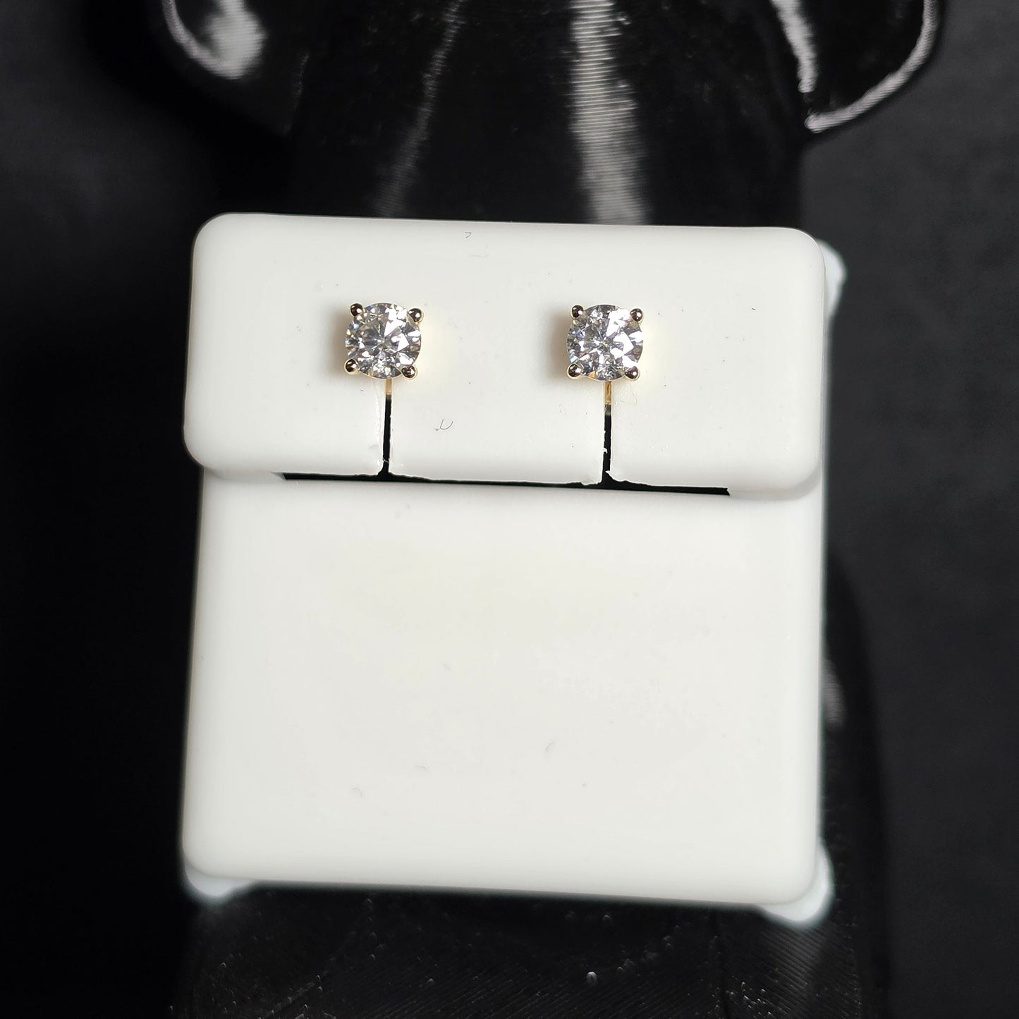 Aretes Clásicos 0.44 CTW con Moissanita VVS en Plata 925