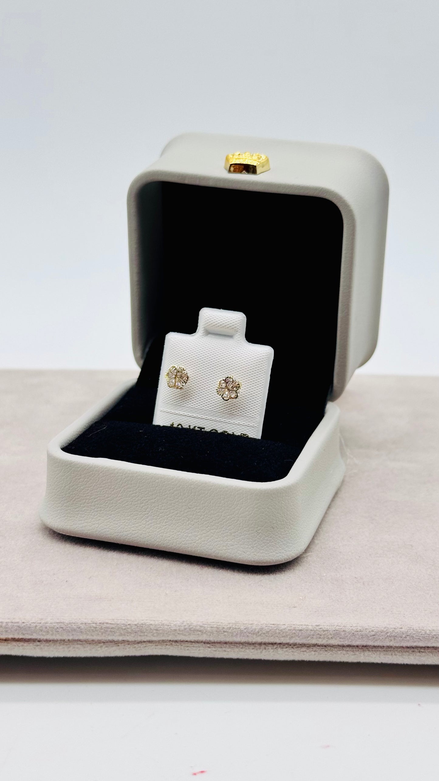 Aretes Flor Radiante en Oro 10K con Zirconias – Cierre de Enroscar Seguro