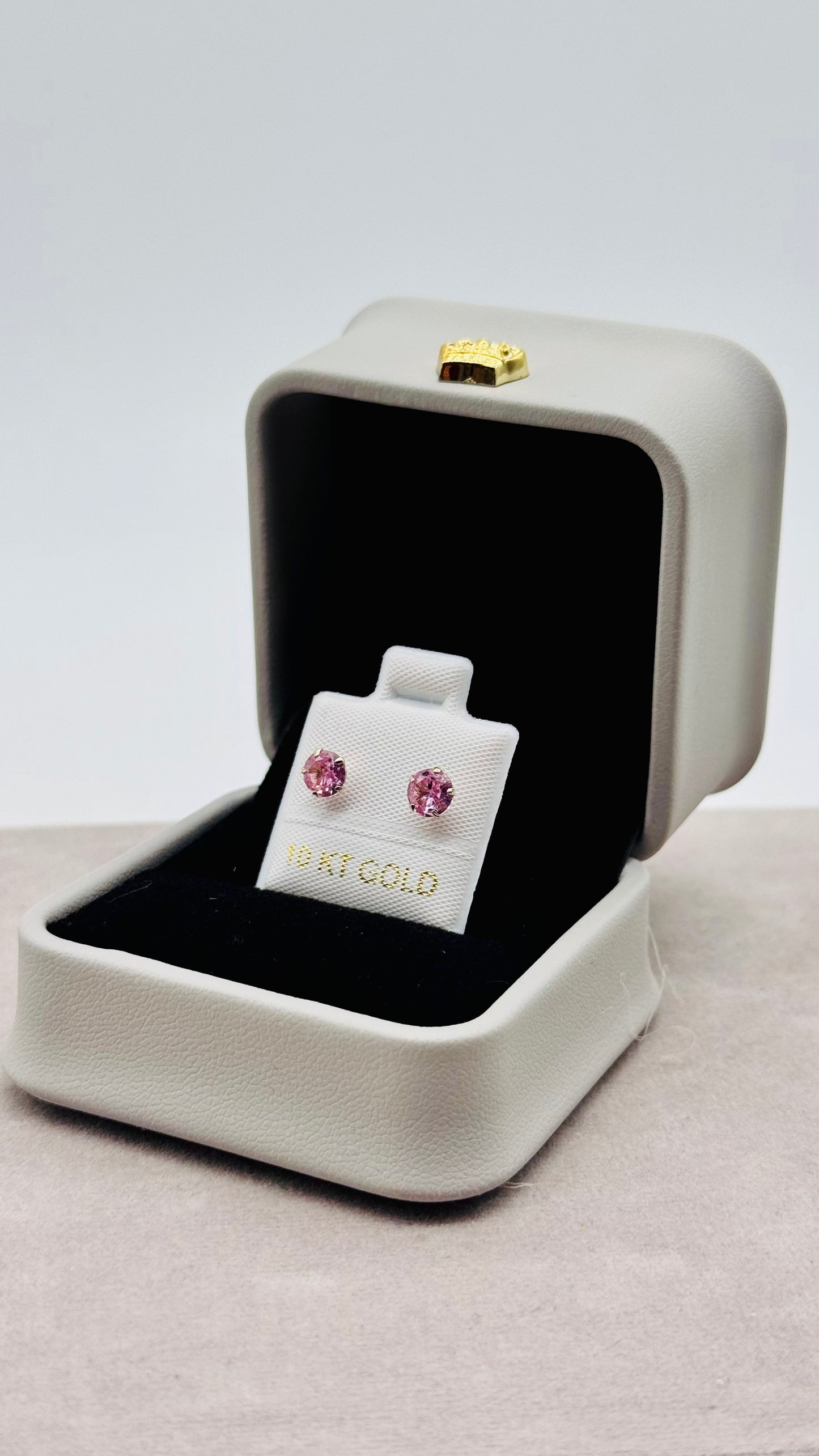 Aretes Punto Clásico Brillante en Oro 10K con Zirconia – Cierre de Enroscar